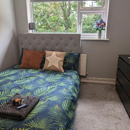Lovely Double Room In Crayford With Free Parking